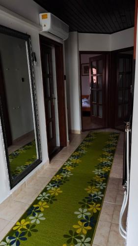 4 bedrooms, 9 beds
