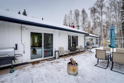 Cozy North Pole Home with Mountain and Aurora Views!