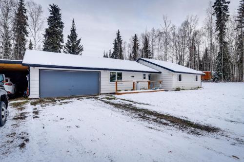 Cozy North Pole Home with Mountain and Aurora Views!