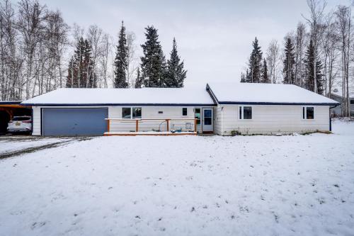 Cozy North Pole Home with Mountain and Aurora Views!