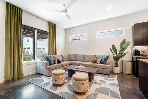 NEW Casa Vallos Downtown w Private Garage in San Antonio, USA