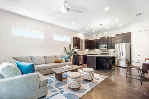 NEW Casa Vallos Downtown w Private Garage in San Antonio, USA