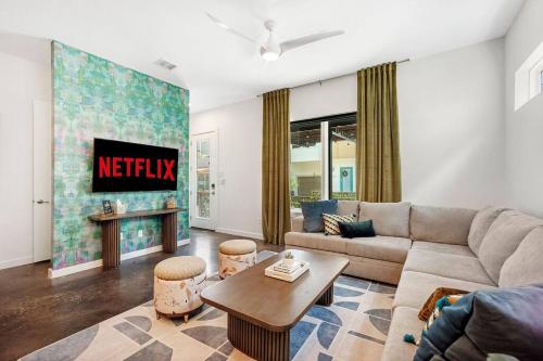 NEW Casa Vallos Downtown w Private Garage in San Antonio, USA
