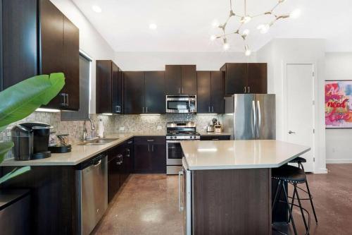 NEW Casa Vallos Downtown w Private Garage in San Antonio, USA