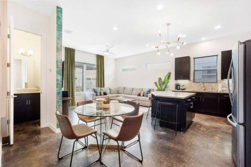 NEW Casa Vallos Downtown w Private Garage in San Antonio, USA