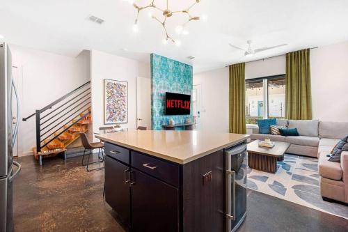 NEW Casa Vallos Downtown w Private Garage in San Antonio, USA