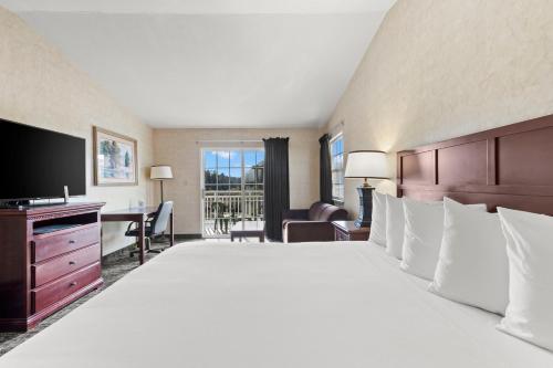 Premium King with Balcony Estuary View