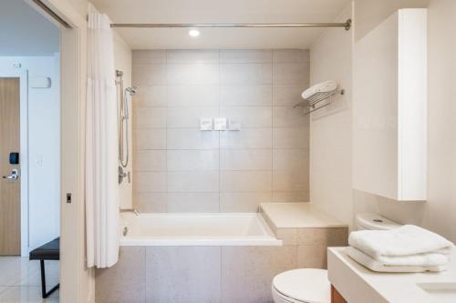 One Bedroom Suite image 2