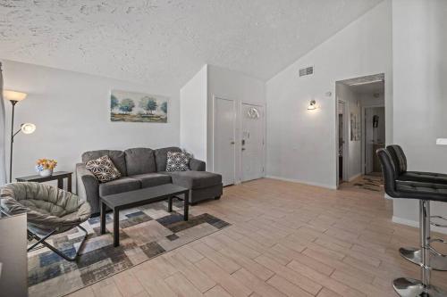 Cozy 2 Bed/1 Bath Home near IAH Airport - Houston in Spring, USA