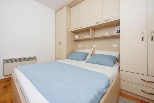 One-Bedroom Apartment image 7