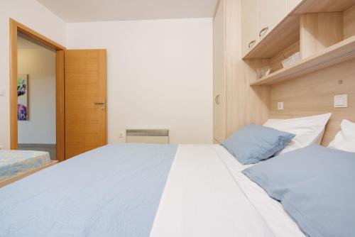 One-Bedroom Apartment image 6