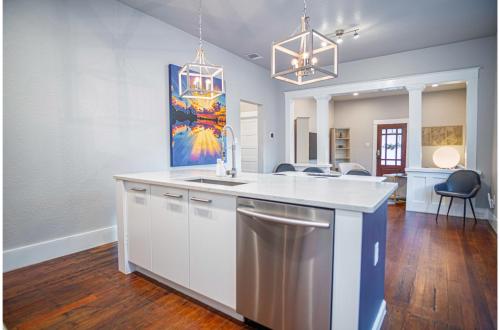 Chic Downtown Farmhouse with Garden and BBQ Grill in San Antonio, USA