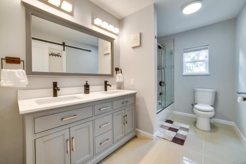 Luxe Seattle Vacation Rental about 9 Mi to Downtown!