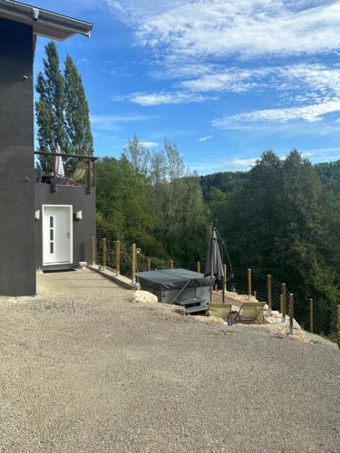 River Villa with amazing view + Jacuzzi, Garden, Forest access