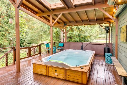Hot Tub & Fire Pit Access! Peaceful Renton Retreat in Cascade-Fairwood (WA)