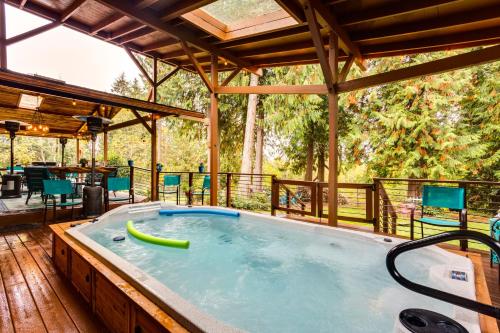 Hot Tub & Fire Pit Access! Peaceful Renton Retreat in Cascade-Fairwood (WA)