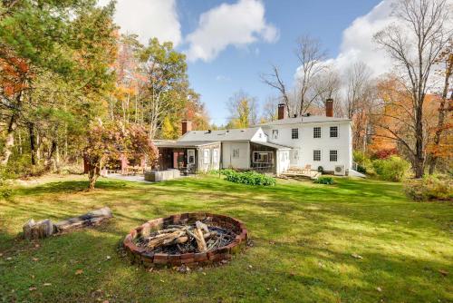 Historic Home w/ Modern Updates on < 4 Acres in Oranža (MA)