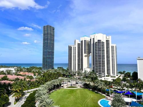 Spacious apartment with spectacular view of the beach in Miami Beach, USA