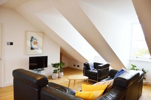 3 Bed Duplex with Kitchen + Netflix + Wifi (Ainger Road)