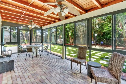 AquaDome - near beach, screened pvt patio in Deerfield Beach, USA