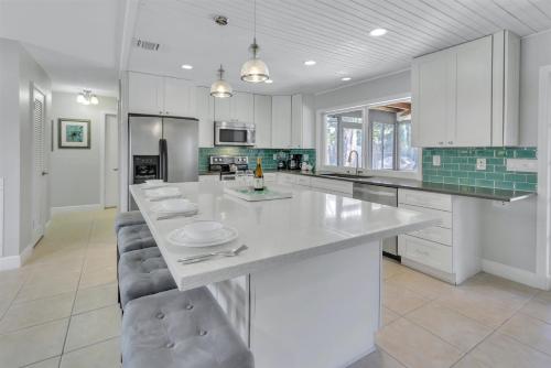 AquaDome - near beach, screened pvt patio in Deerfield Beach, USA