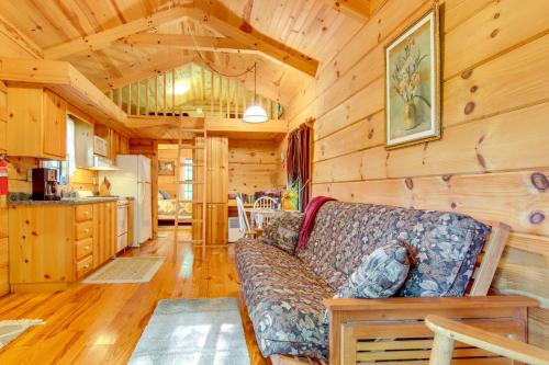 Hendersonville Creekside Cabin Near DuPont Forest in Hendersonville, USA