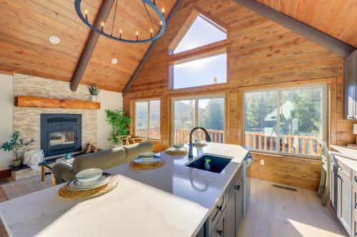 Brand New Idaho Springs Cabin with Patio and Fire Pit! in Idaho Springs, USA