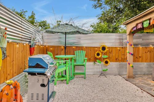 The Coco House/Lone Star Dist/Jacuzzi/Golf Cart in San Antonio, USA