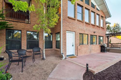 Patio, Grill & Fire Pit: Show Low Escape!, Show Low