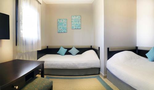 1 king bed, 2 sofa beds