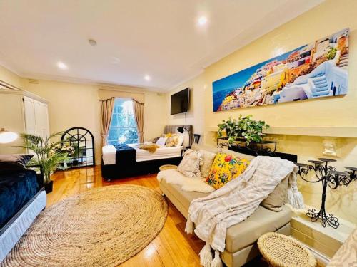 Charming 1BR Granny Flat with Seperate Spacious Living room -Just a Stone's Throw from Newly Renovated Knox Westfield in East Melbourne