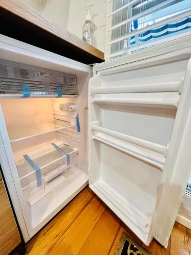 Charming 1BR Granny Flat with Seperate Spacious Living room -Just a Stone's Throw from Newly Renovated Knox Westfield in East Melbourne