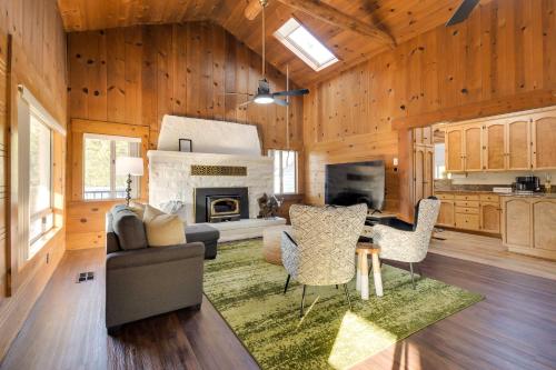 Waterfront Mariposa Vacation Rental w/ Hot Tub in Bootjack (CA)