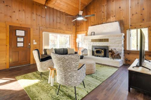 Waterfront Mariposa Vacation Rental w/ Hot Tub in Bootjack (CA)
