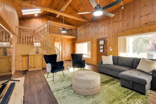 Waterfront Mariposa Vacation Rental w/ Hot Tub in Bootjack (CA)