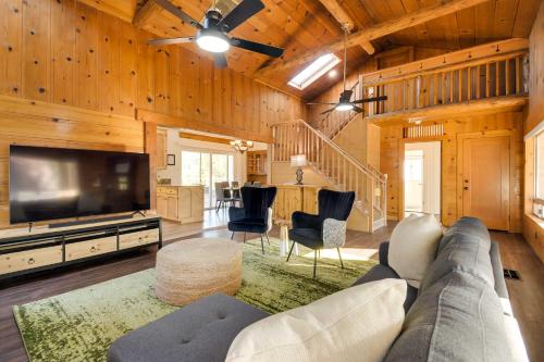 Waterfront Mariposa Vacation Rental w/ Hot Tub in Bootjack (CA)