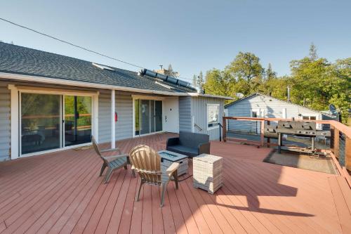 Waterfront Mariposa Vacation Rental w/ Hot Tub in Bootjack (CA)
