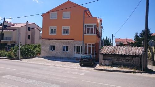 Apartments with a parking space Kastel Kambelovac, Kastela - 21645