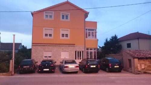 Apartments with a parking space Kastel Kambelovac, Kastela - 21645