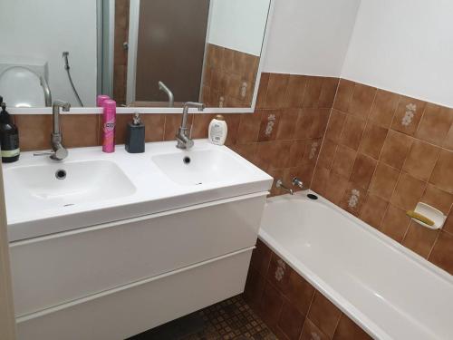 Dana-Private Room in a 3-Bedroom Apartment-3 in Turner