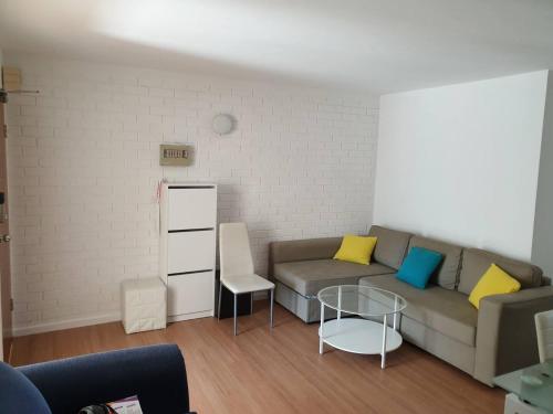 Dana-Private Room in a 3-Bedroom Apartment-3 in Turner