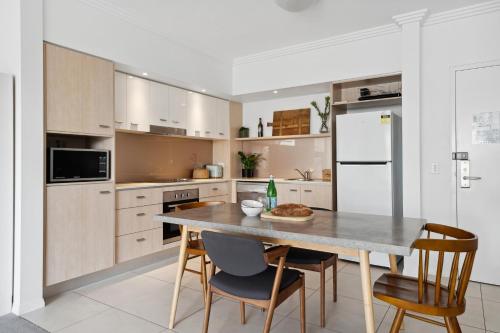 Luxury Stays Varsity-Robina-Bond in Varsity Lakes