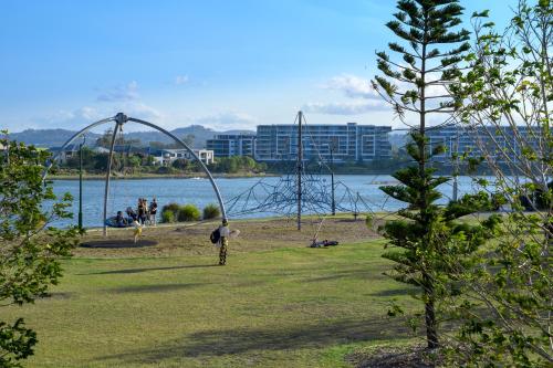 Luxury Stays Varsity-Robina-Bond in Varsity Lakes