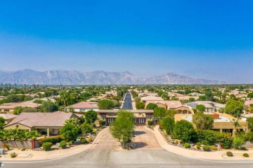 Living Easy on Gentle Breezy! Montage Villa in Indio, USA