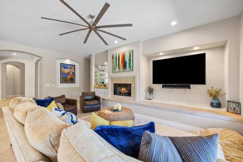 Living Easy on Gentle Breezy! Montage Villa in Indio, USA