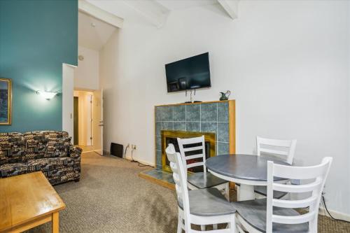 Cedarbrook Deluxe Two Bedroom Suite with outdoor heated pool 20910 in Killington, USA