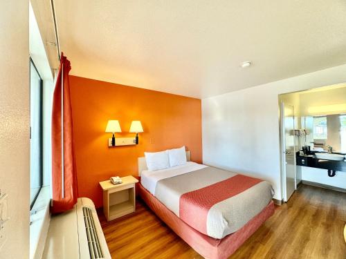 Motel 6-Bellflower, CA - Los Angeles in Bellflower, USA