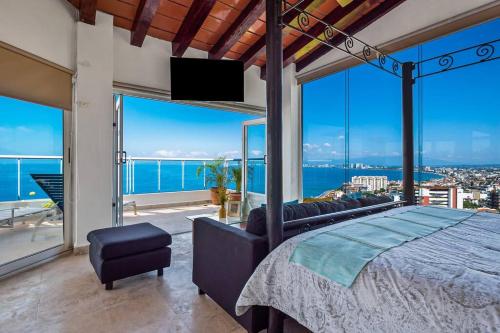 Stunning Views~2 Min-Romantic Zone~Free Transport~ in Puerto Vallarta, Mexico