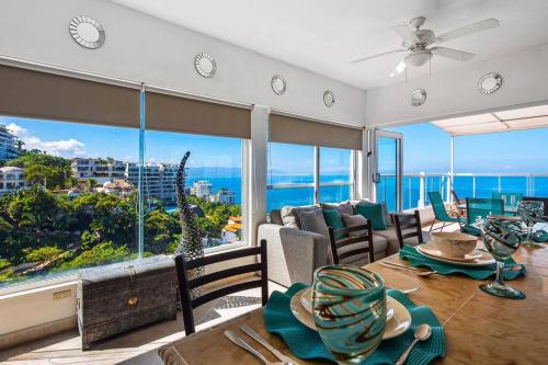 Stunning Views~2 Min-Romantic Zone~Free Transport~ in Puerto Vallarta, Mexico