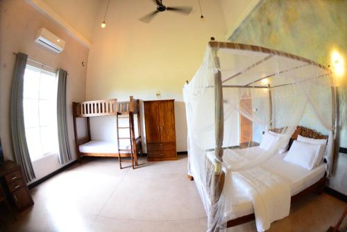 1 double bed, 2 twin beds